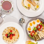 Yumurta, yulaf, yoğurt ve tam tahıllı ekmekten oluşan tok tutan sahur sofrası