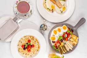 Yumurta, yulaf, yoğurt ve tam tahıllı ekmekten oluşan tok tutan sahur sofrası