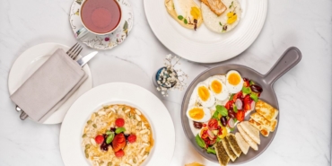 Yumurta, yulaf, yoğurt ve tam tahıllı ekmekten oluşan tok tutan sahur sofrası