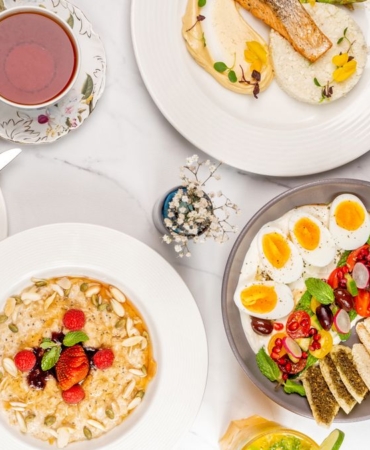 Yumurta, yulaf, yoğurt ve tam tahıllı ekmekten oluşan tok tutan sahur sofrası