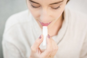 Dudaklarına koruyucu balm süren kadın