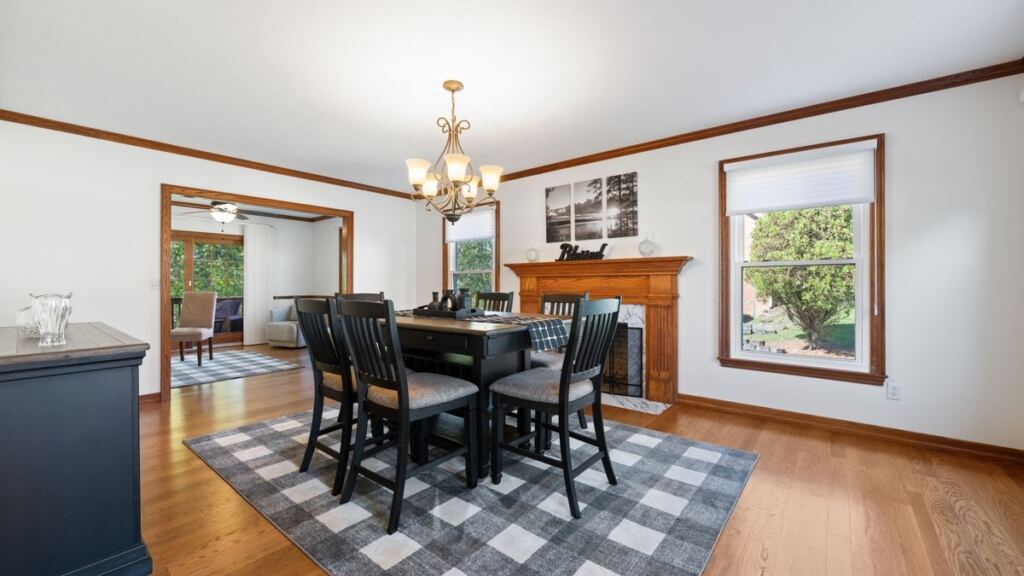 Yemek masasının altına serilmiş kısa tüylü desenli yemek odası halısı